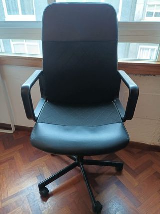 Silla de oficina giratoria negra