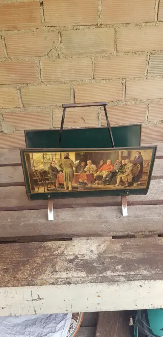 Revistero Vintage con Pintura Escena