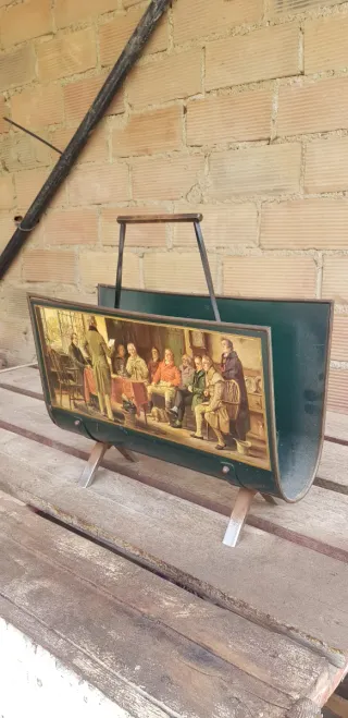 Revistero Vintage con Pintura Escena