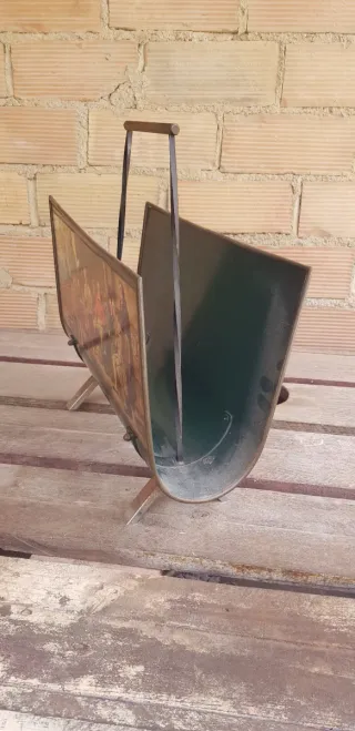 Revistero Vintage con Pintura Escena