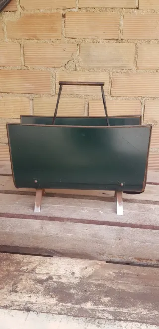 Revistero Vintage con Pintura Escena