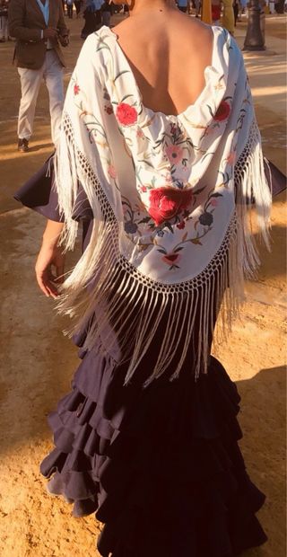 Traje de flamenca azul con volantes