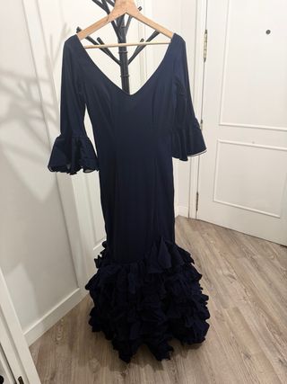 Traje de flamenca azul con volantes