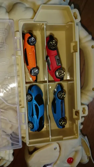 Camión de dinosaurios de juguete