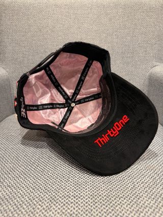 Gorra Premium negra bordada con ángel y corazones