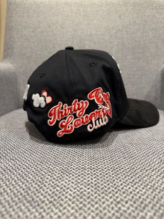 Gorra Premium negra bordada con ángel y corazones