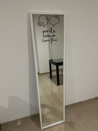 Espejo marco blanco con vinilo decorativo