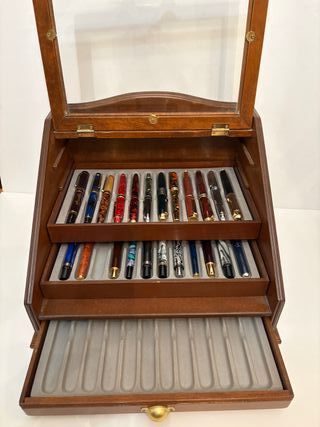 Colección de plumas de madera con vitrina