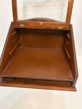 Colección de plumas de madera con vitrina