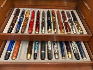 Colección de plumas de madera con vitrina