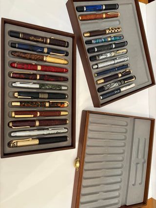 Colección de plumas de madera con vitrina