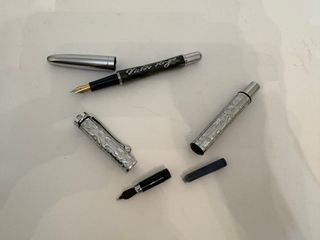 Colección de plumas de madera con vitrina