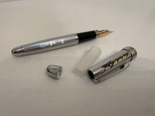 Colección de plumas de madera con vitrina