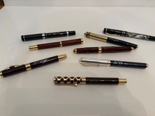 Colección de plumas de madera con vitrina