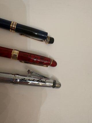 Colección de plumas de madera con vitrina