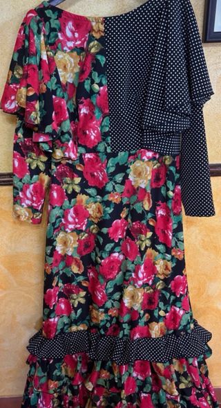 Traje de flamenca floral y lunares