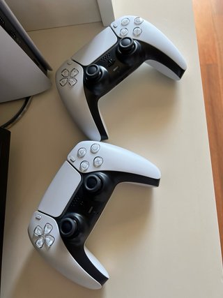 PlayStation 5 Digital Edition, 2 Mandos, Soporte.