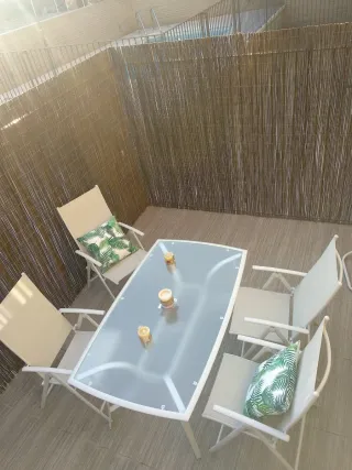 Mesa y sillas de jardín con sombrilla parasol