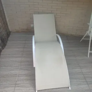 Mesa y sillas de jardín con sombrilla parasol