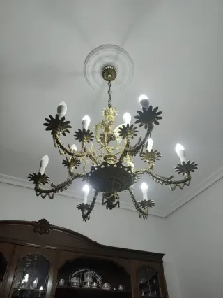 Lámpara de bronce antigua con hada y 12 bombillas