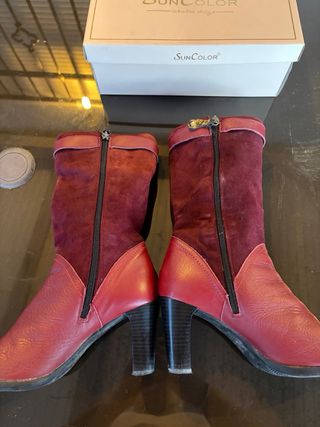 Botas rojas de ante y piel