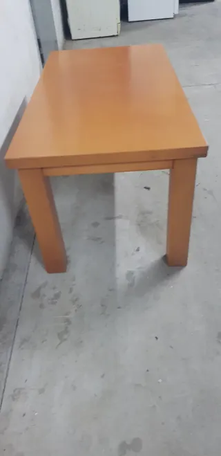 Mesa de madera color cerezo