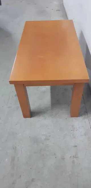 Mesa de madera color cerezo