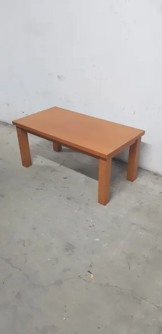 Mesa de madera color cerezo