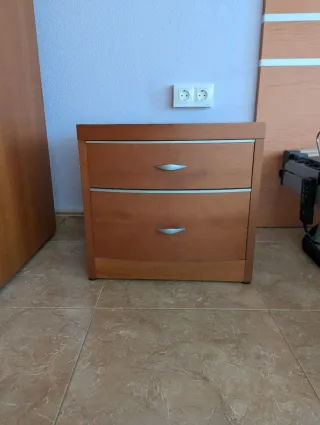 Cabezal y mesitas de noche de madera a juego