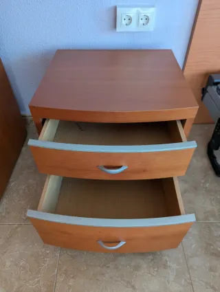 Cabezal y mesitas de noche de madera a juego