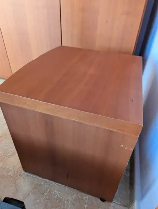 Cabezal y mesitas de noche de madera a juego