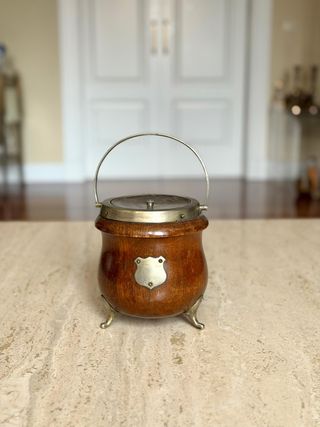 Antiguo galletero inglés de madera