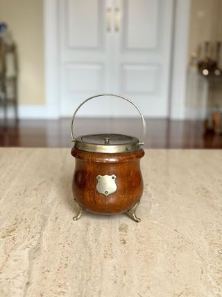 Antiguo galletero inglés de madera