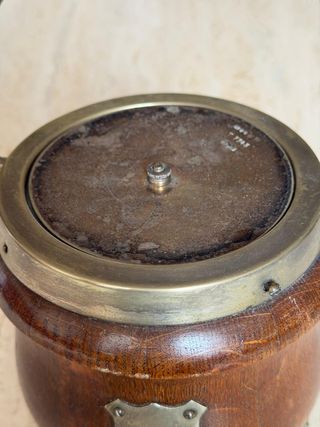 Antiguo galletero inglés de madera