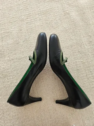 Zapatos de tacón negros y verdes