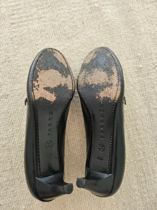 Zapatos de tacón negros y verdes