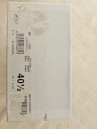 Zapatos de tacón negros y verdes