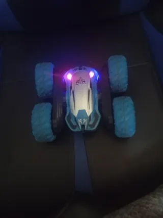 Coche teledirigido azul 4x4