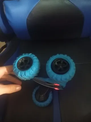 Coche teledirigido azul 4x4