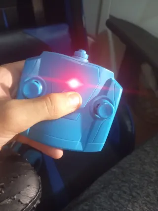 Coche teledirigido azul 4x4