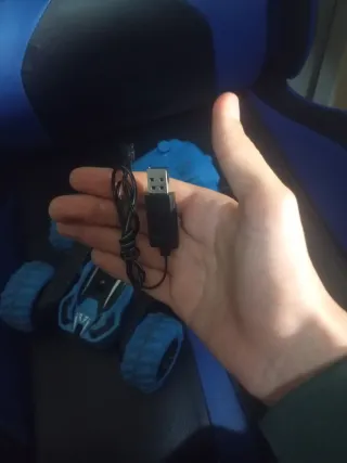 Coche teledirigido azul 4x4