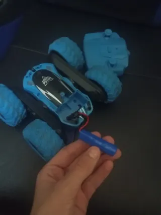 Coche teledirigido azul 4x4