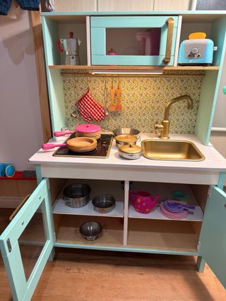 Cocinita infantil restaurada con luz