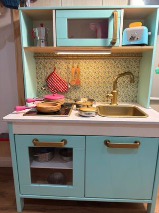 Cocinita infantil restaurada con luz