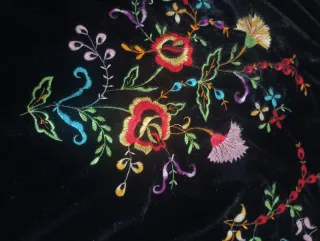 Mantón de terciopelo NEGRO bordado