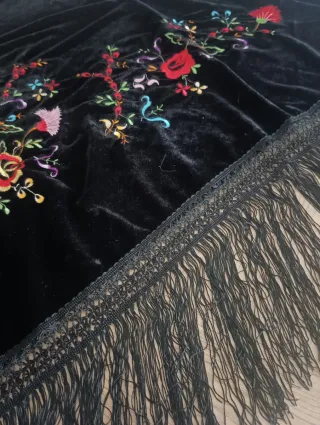 Mantón de terciopelo NEGRO bordado