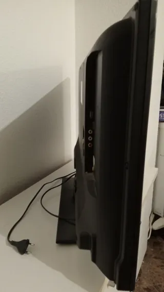 TV marca TD Systems 32' con mando a distancia.