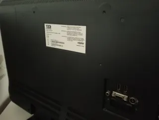 TV marca TD Systems 32' con mando a distancia.