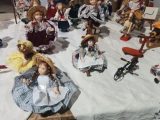 Collezione 25 Bambole in Ceramica + Giocattoli