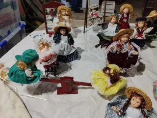 Collezione 25 Bambole in Ceramica + Giocattoli